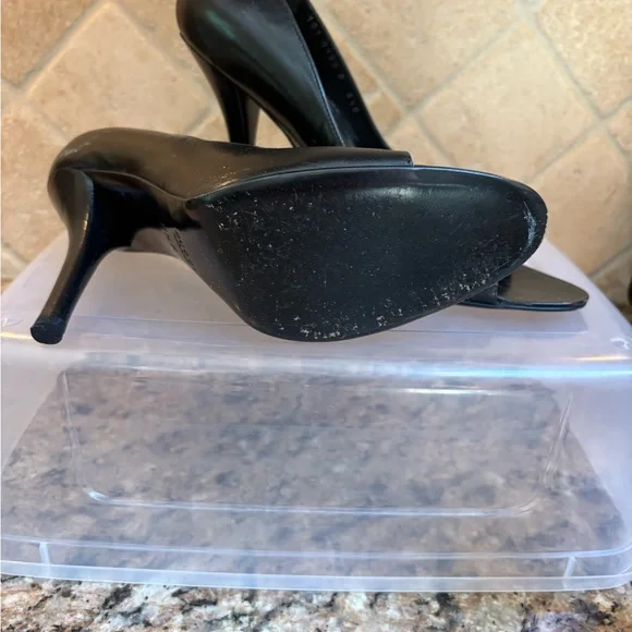 Elegant Gucci Black Peep-Toe Heels - Picture 3 of 3